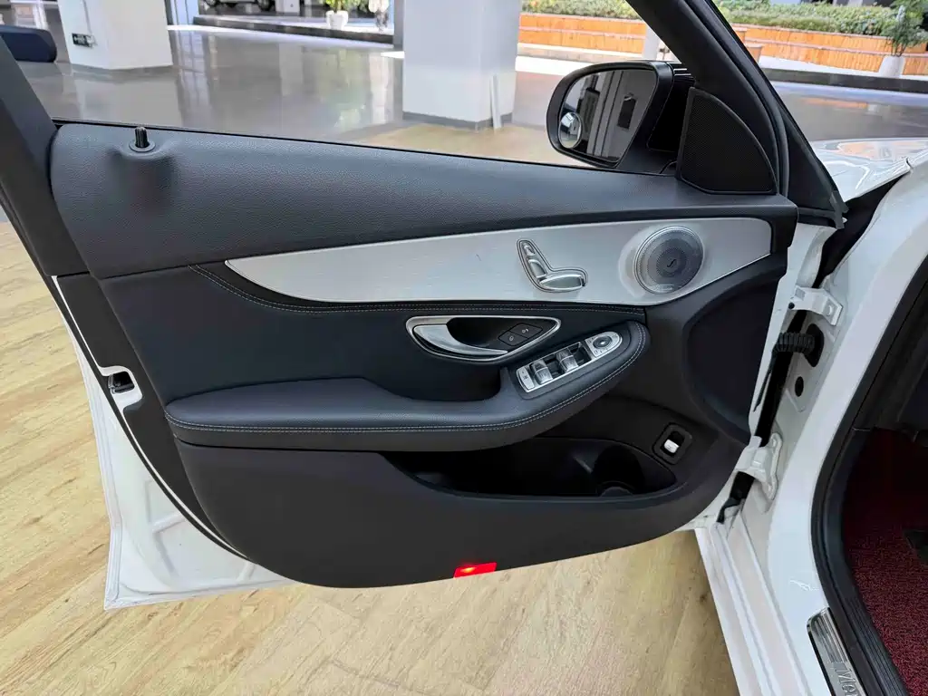 Mercedes-Benz C-Class — миниатюра 7