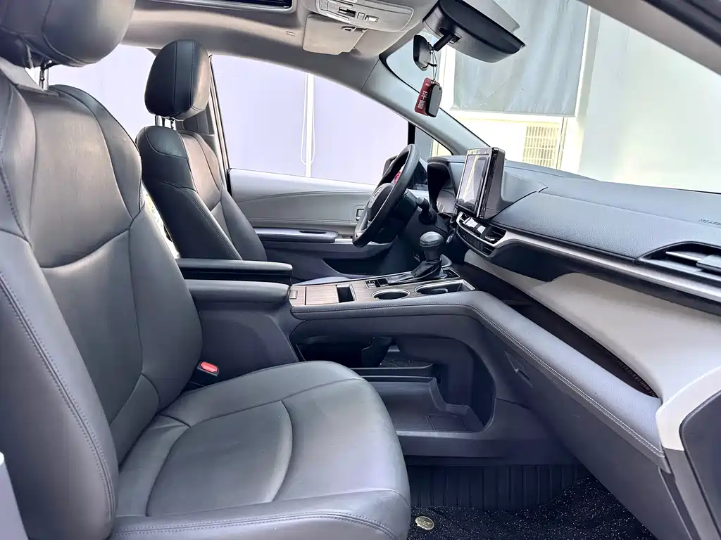 Toyota Sienna - фото 11