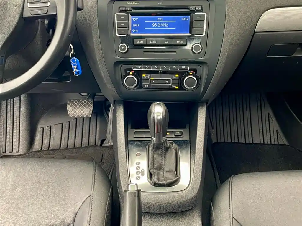 Volkswagen Sagitar 2012 1.4TSI AT Luxury