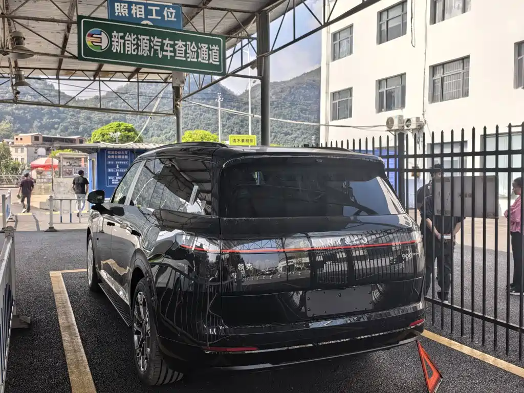Lynk & Co 900 — миниатюра 11