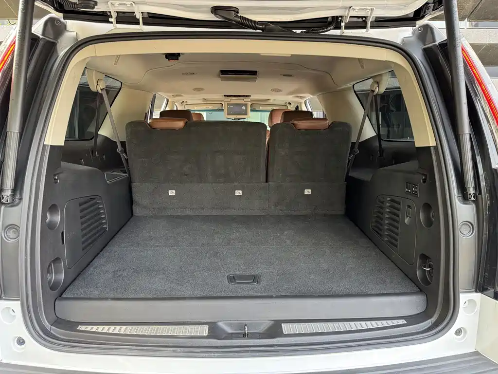Cadillac Escalade — миниатюра 17
