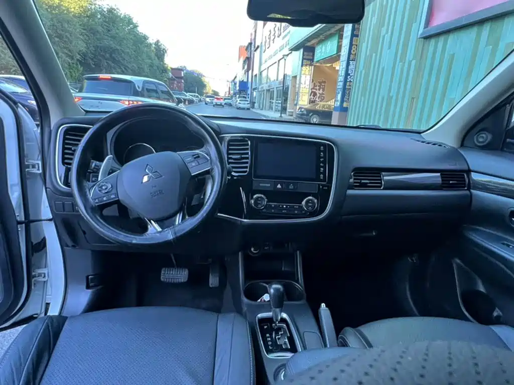 Mitsubishi Outlander — миниатюра 8
