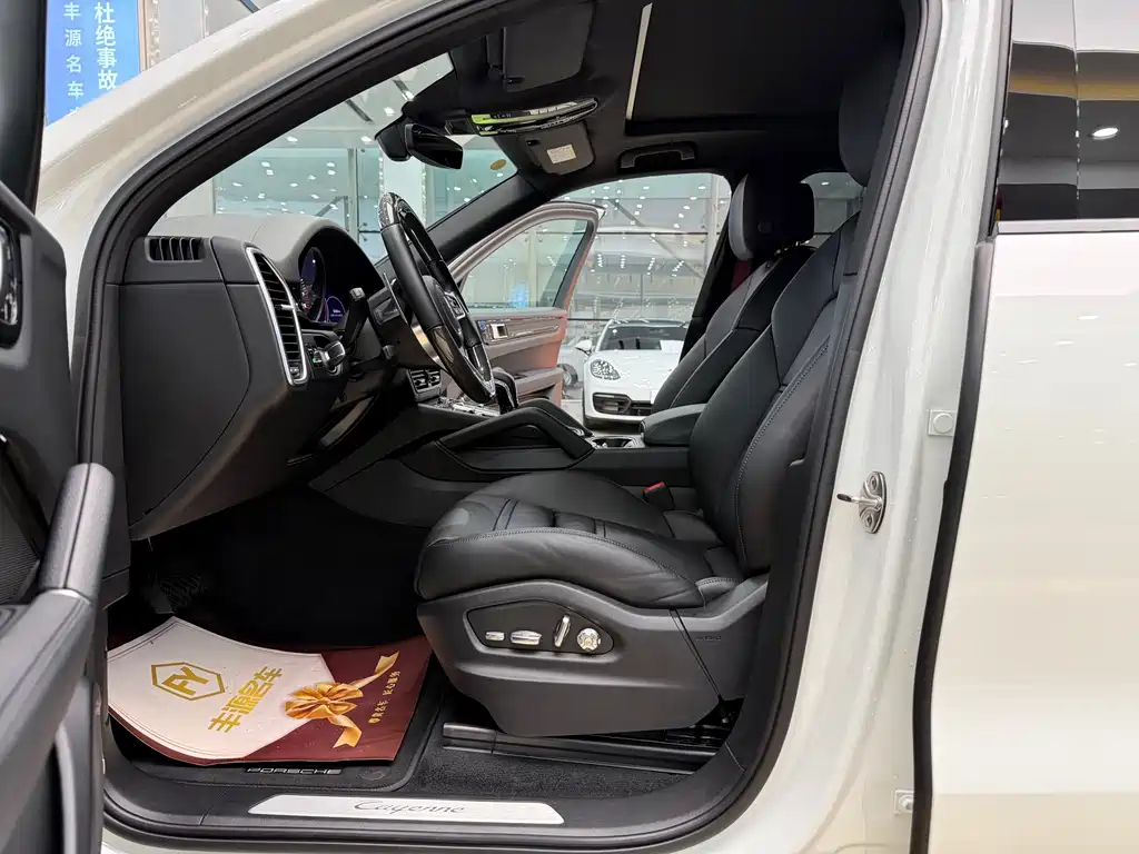 Porsche Cayenne — миниатюра 4