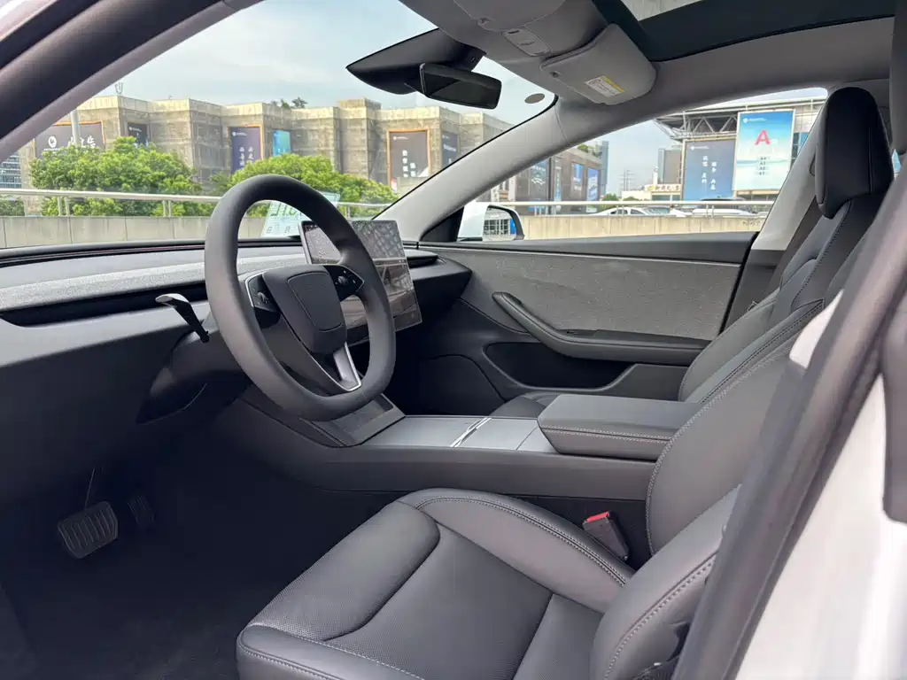 Tesla Model 3 — миниатюра 7