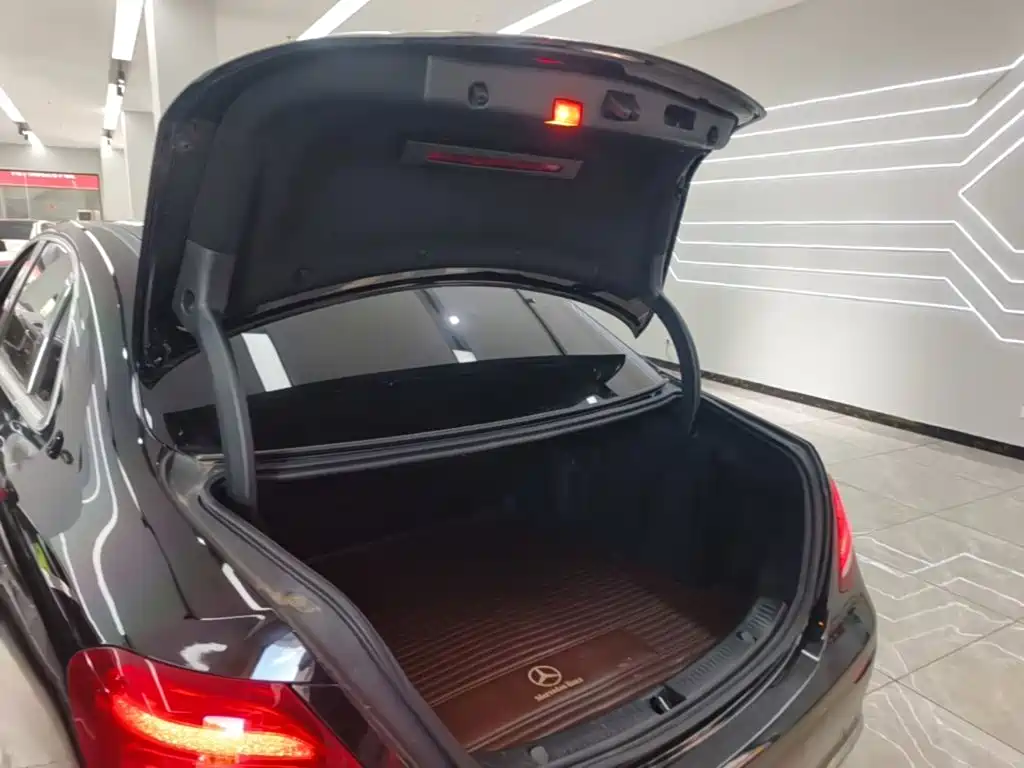 Mercedes-Benz E-Class — миниатюра 19