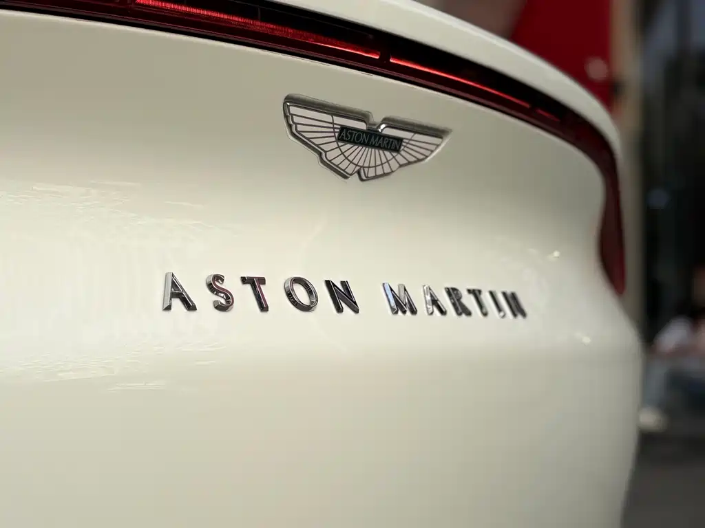 Aston Martin DBX — миниатюра 10