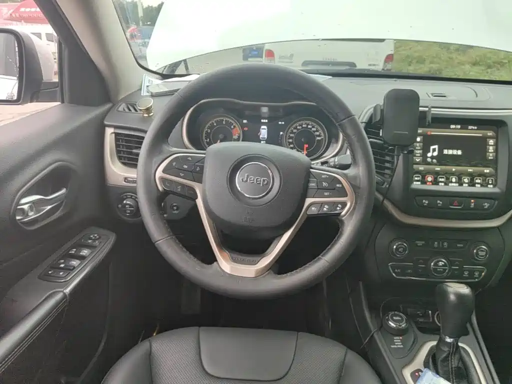 Jeep Cherokee — миниатюра 11