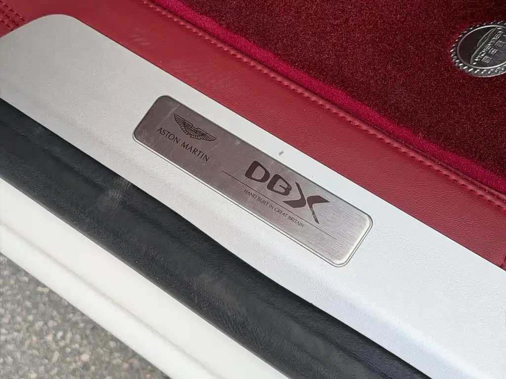 Aston Martin DBX — миниатюра 17