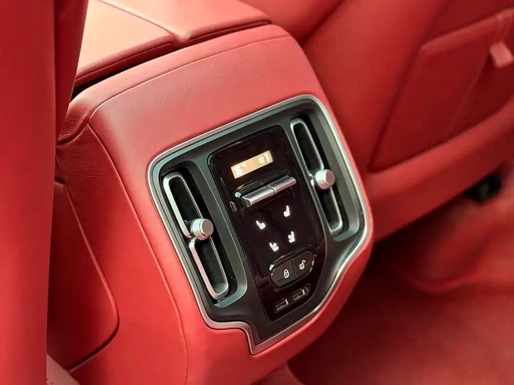 Aston Martin DBX — миниатюра 26