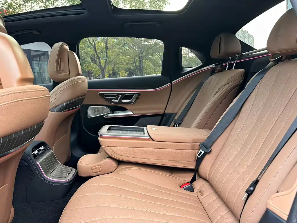 Mercedes-Benz E-Class — миниатюра 9
