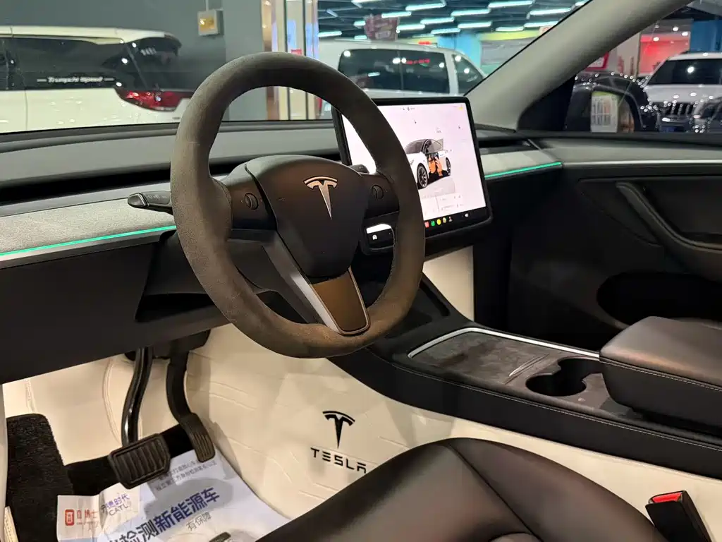 Tesla Model Y — миниатюра 6