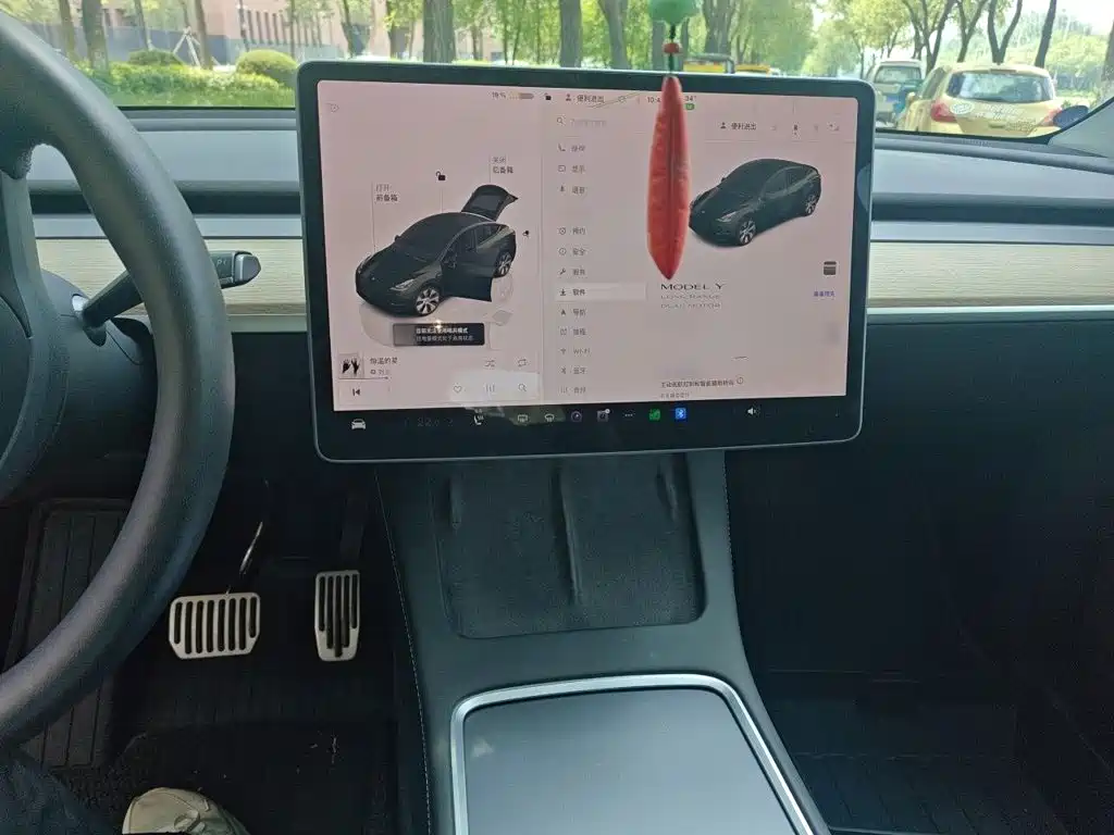 Tesla Model Y — миниатюра 6