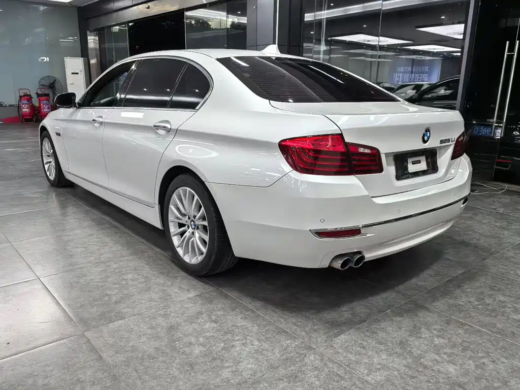 BMW 5 Series — миниатюра 7