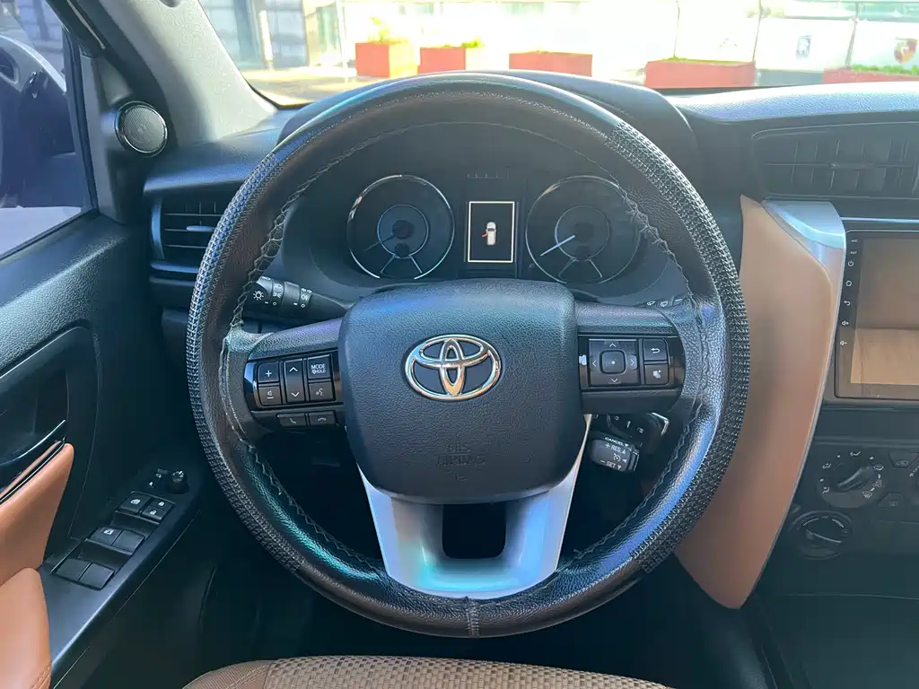 Toyota Fortuner — миниатюра 12