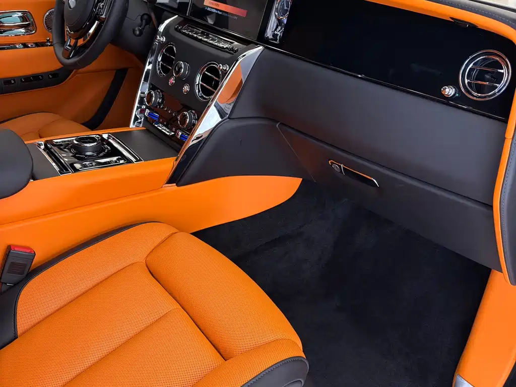 Rolls-Royce Cullinan 2026 мест