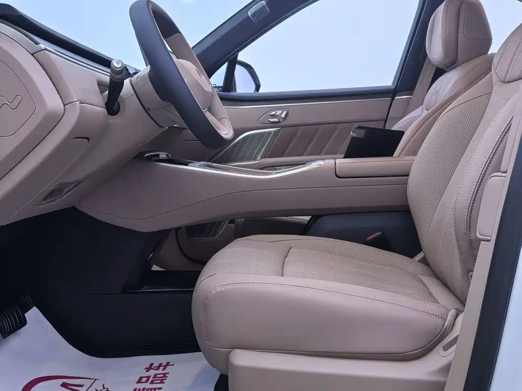 Onvo L90 2025 Max мест