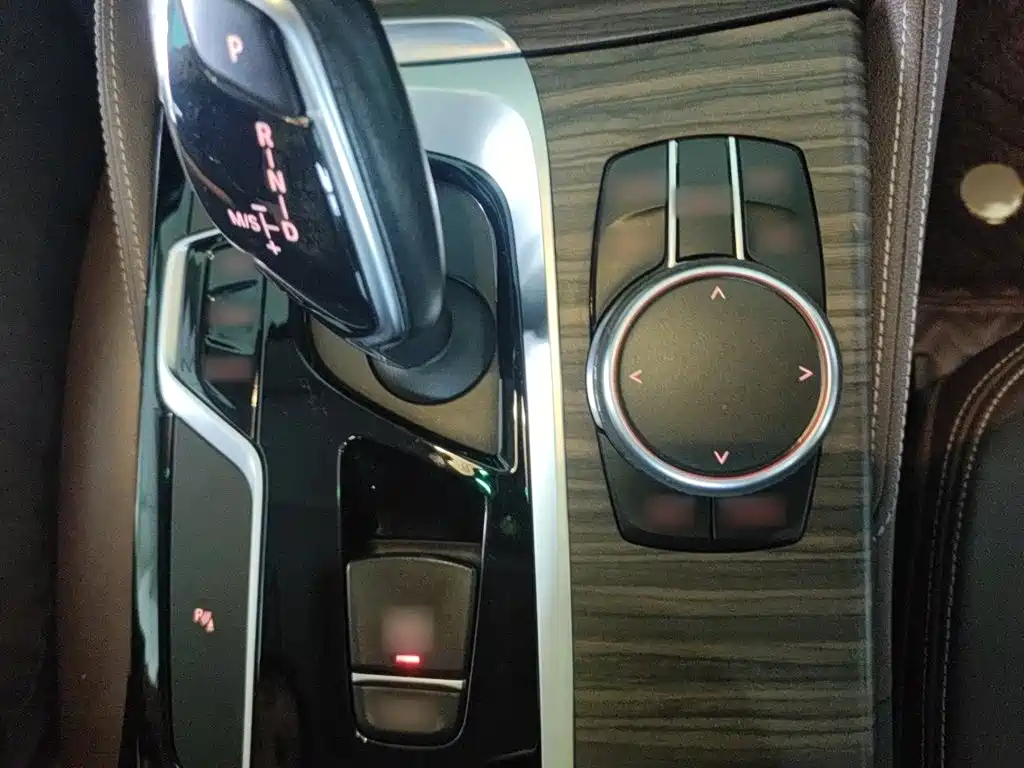 BMW 5 Series — миниатюра 7