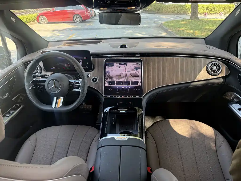 Mercedes-Benz EQE SUV — миниатюра 10