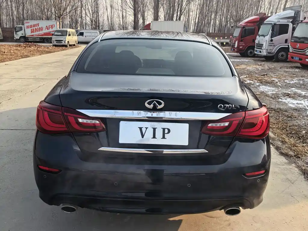 INFINITI Q70