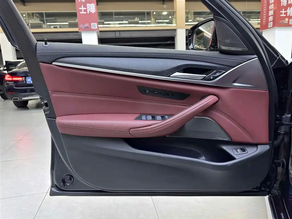 BMW 5 Series — миниатюра 13