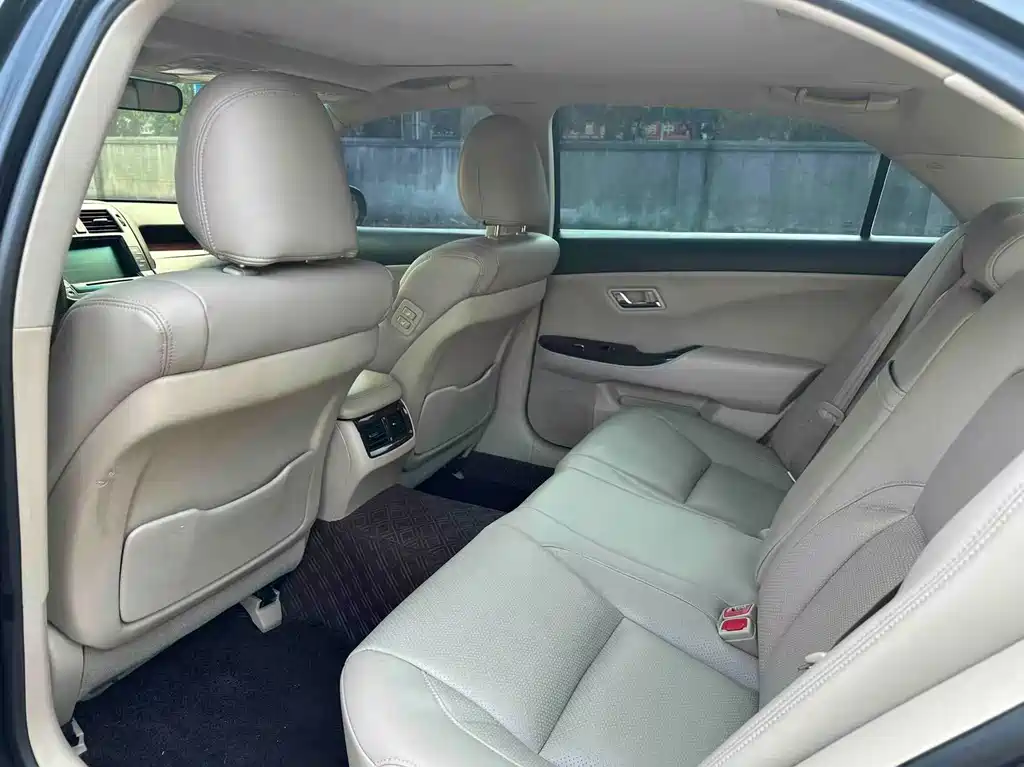 Toyota Crown — миниатюра 5