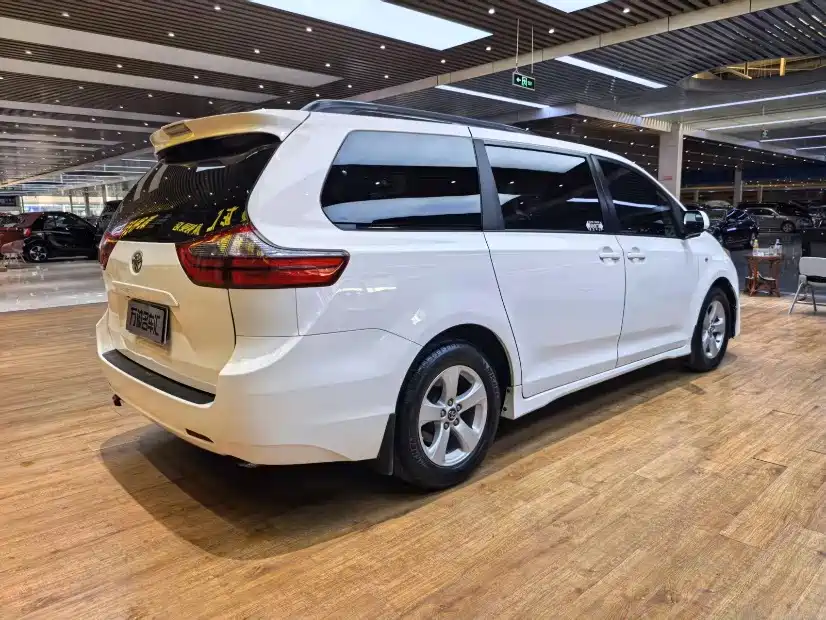 Toyota Sienna — миниатюра 23