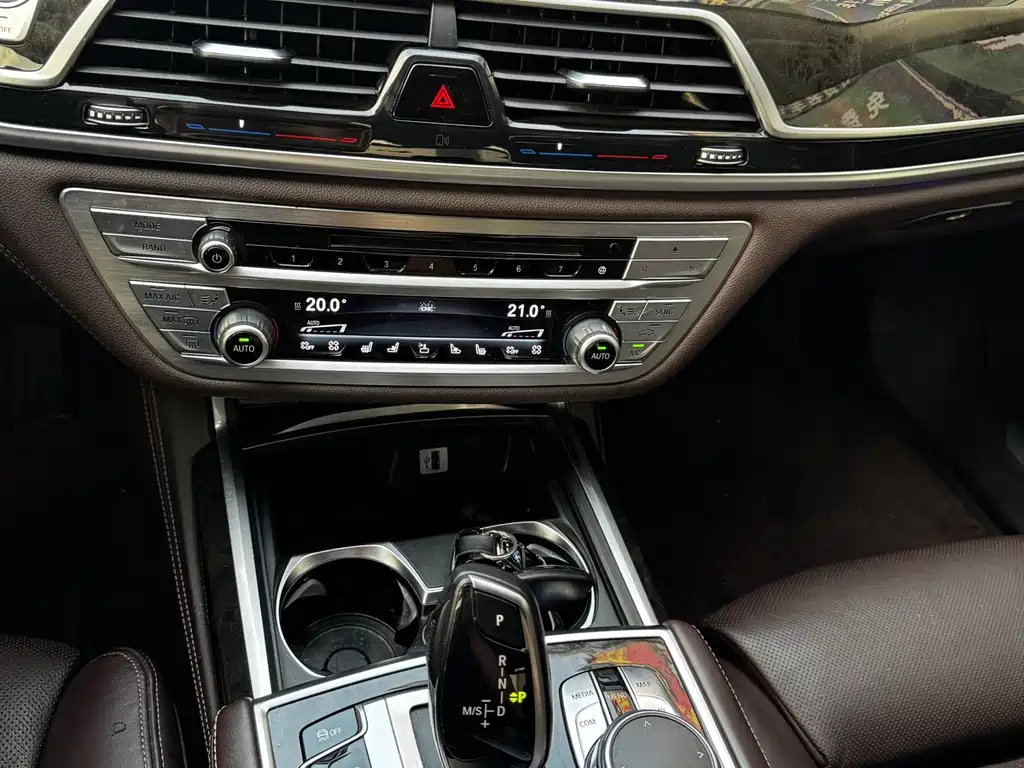 BMW 7 Series — миниатюра 12