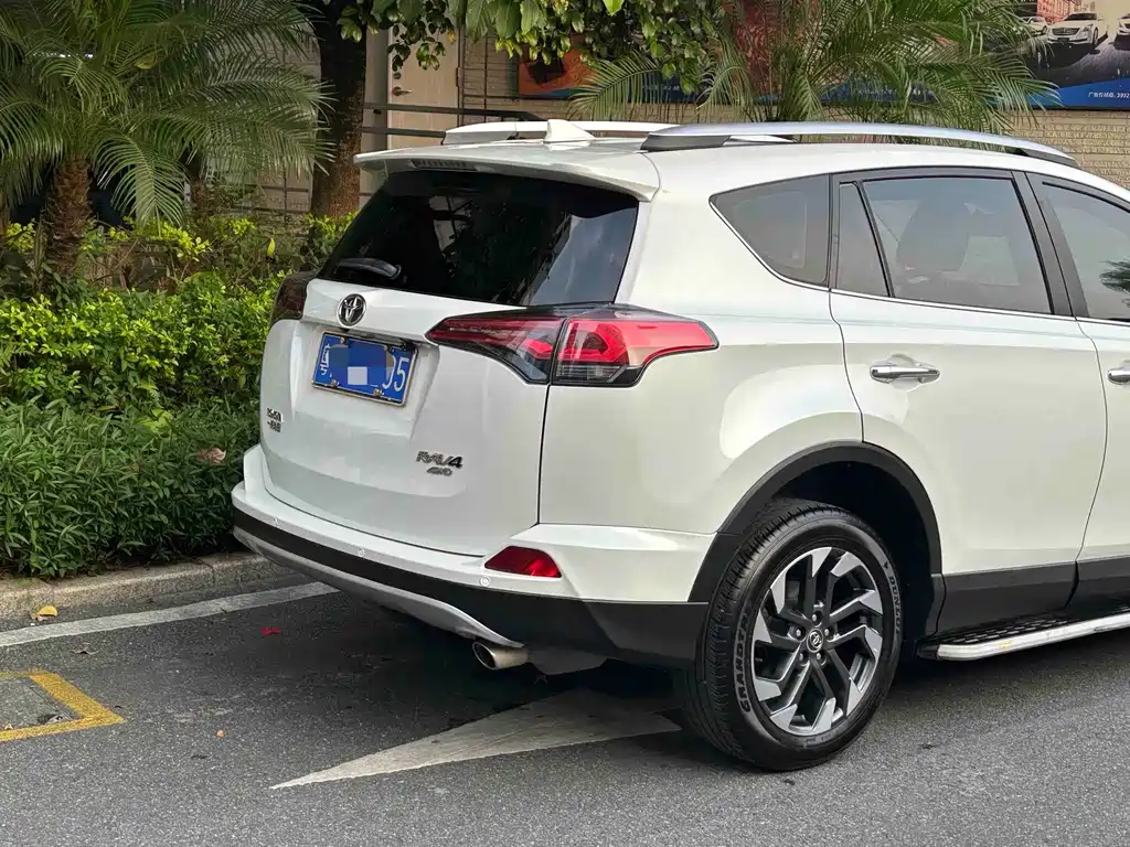Toyota RAV4 — миниатюра 9