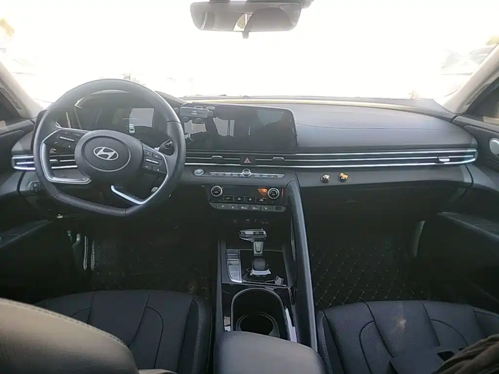 Hyundai Elantra — миниатюра 10
