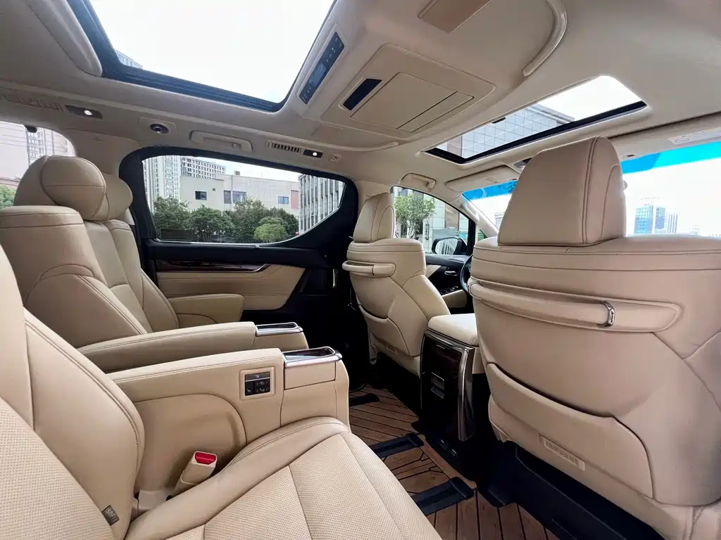 Toyota Alphard — миниатюра 28