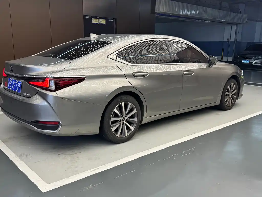 Lexus ES — миниатюра 12