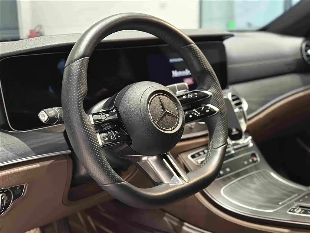 Mercedes-Benz E-Class — миниатюра 11