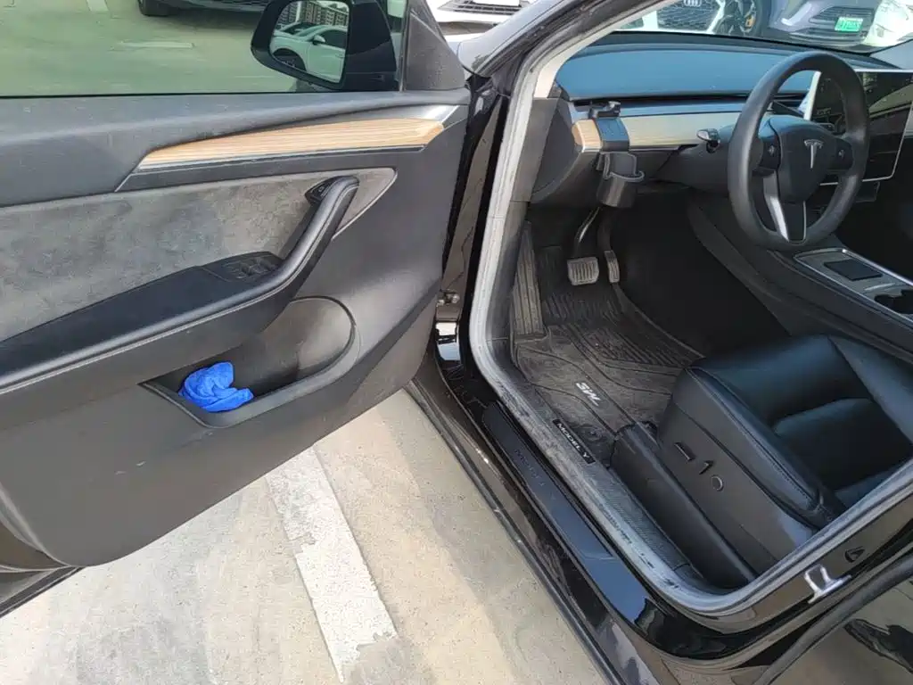 Tesla Model Y — миниатюра 16
