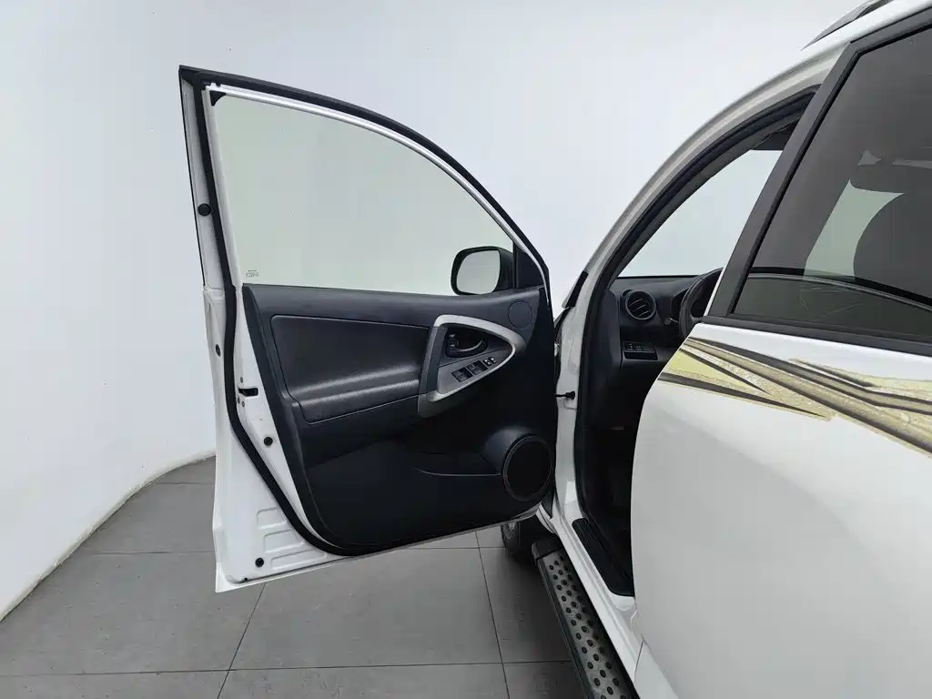 Toyota RAV4 — миниатюра 8