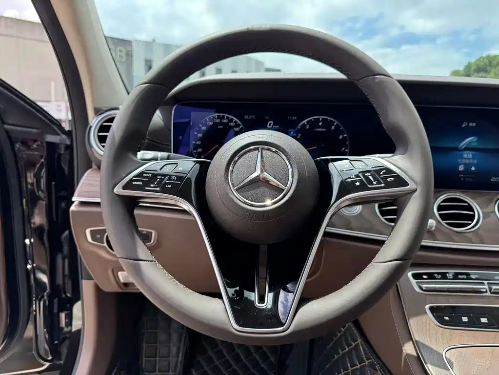 Mercedes-Benz E-Class — миниатюра 32