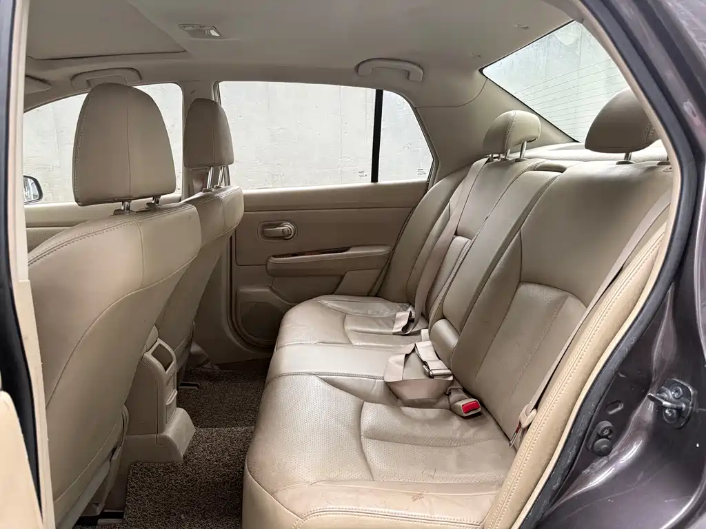 Nissan Tiida 2009 1.6L AT