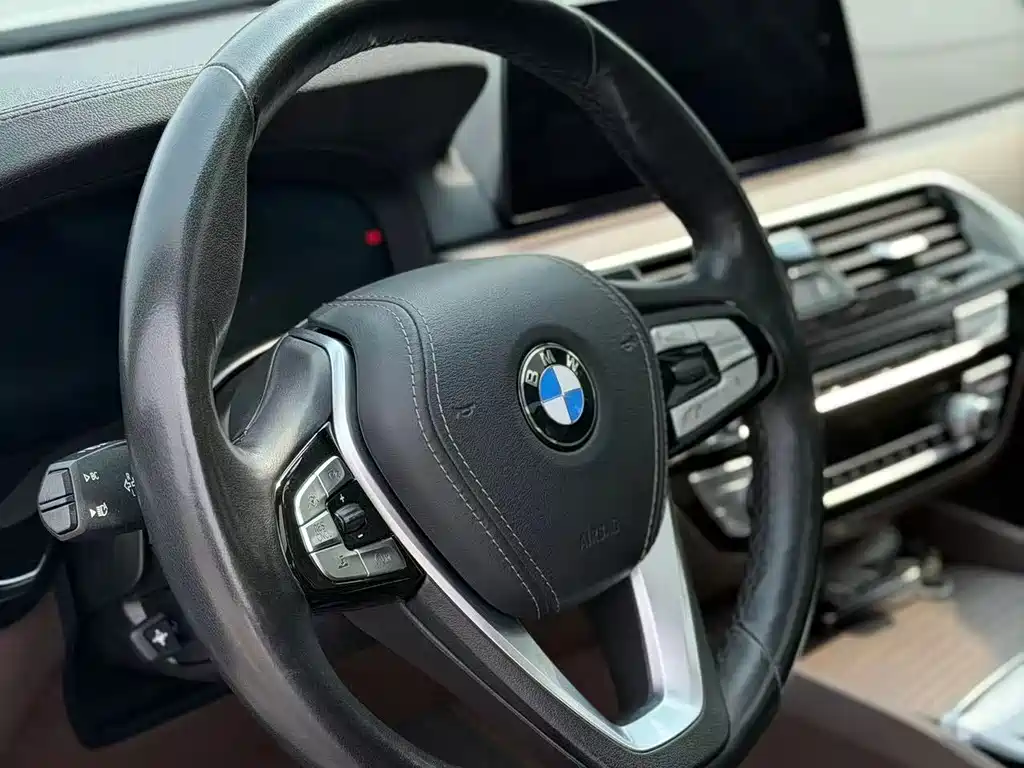 BMW 5 Series New Energy — миниатюра 6