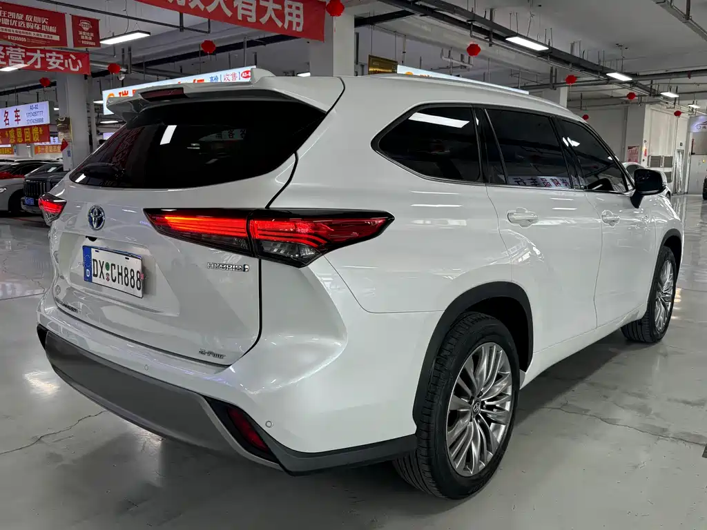 Toyota Highlander 2023 2.5L Luxury 7 мест