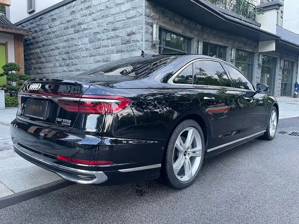 AUDI  A8