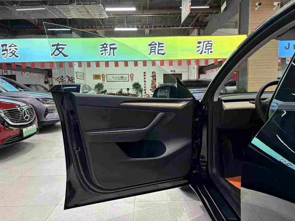 Tesla Model Y — миниатюра 15