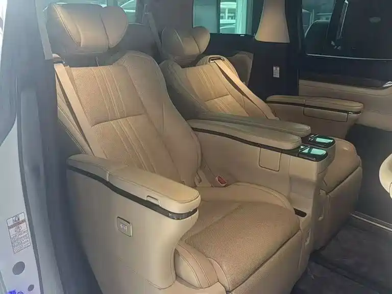 Toyota Alphard — миниатюра 6