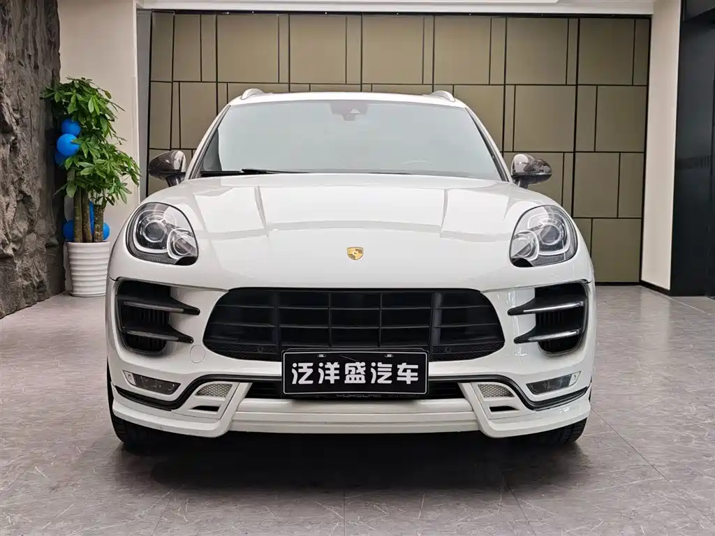 PORSCHE MACAN