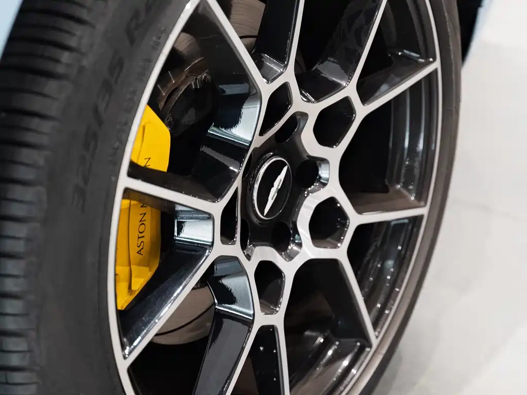 Aston Martin DBX — миниатюра 22