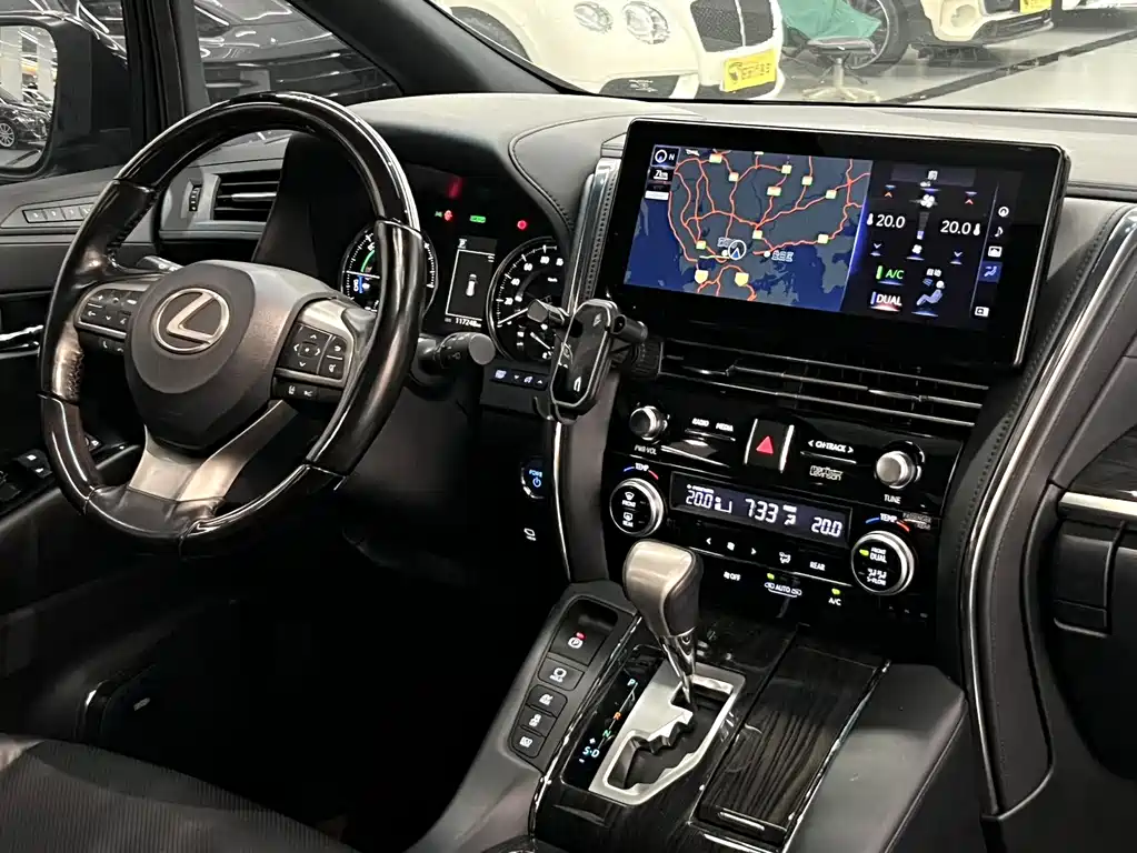 Lexus LM — миниатюра 8