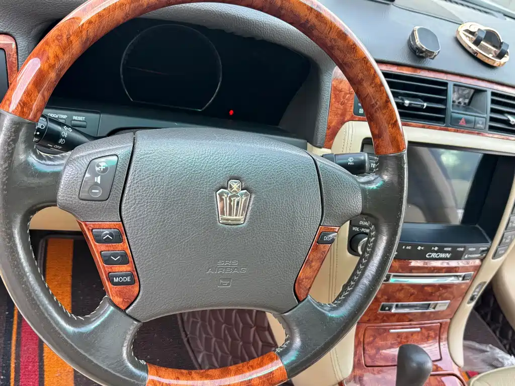 Toyota Crown — миниатюра 17
