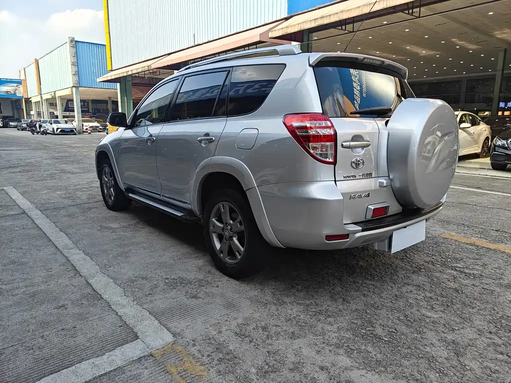 Toyota RAV4 — миниатюра 12