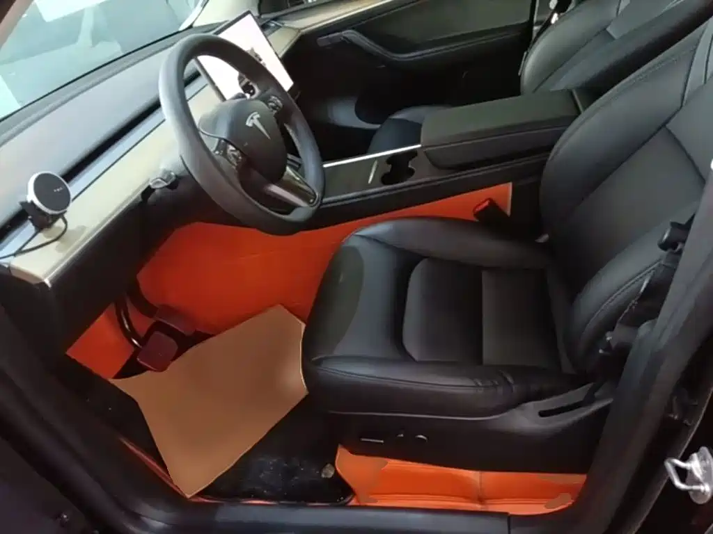 Tesla Model Y — миниатюра 15