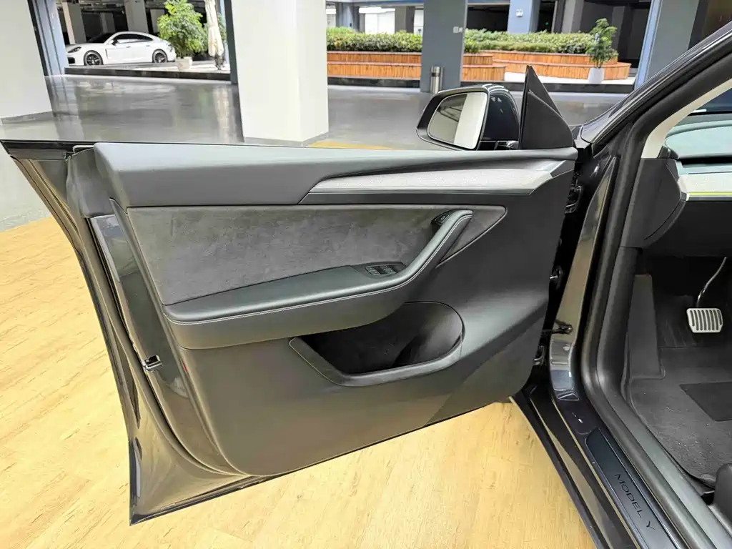 Tesla Model Y — миниатюра 6
