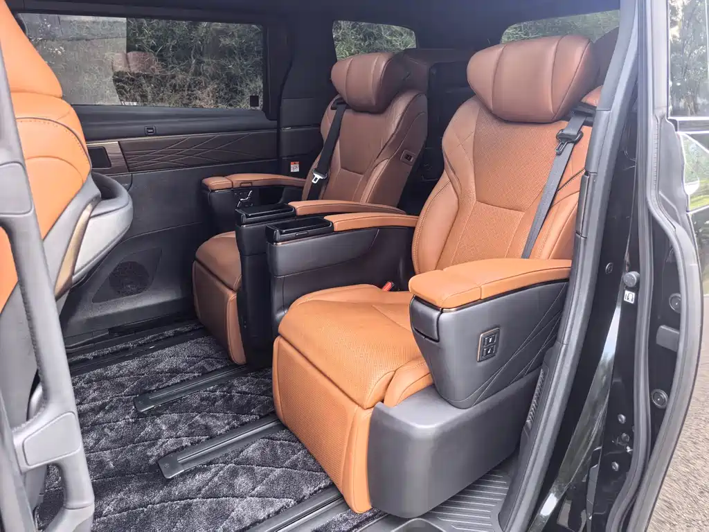 Toyota Vellfire — миниатюра 7