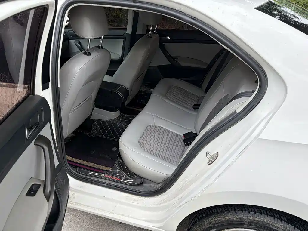 Skoda Rapid — миниатюра 7